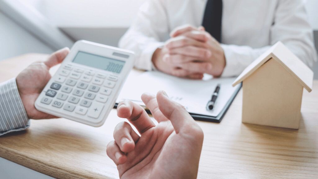 ¿Qué es la plusvalía y cuánto debo pagar por vender o heredar una vivienda?