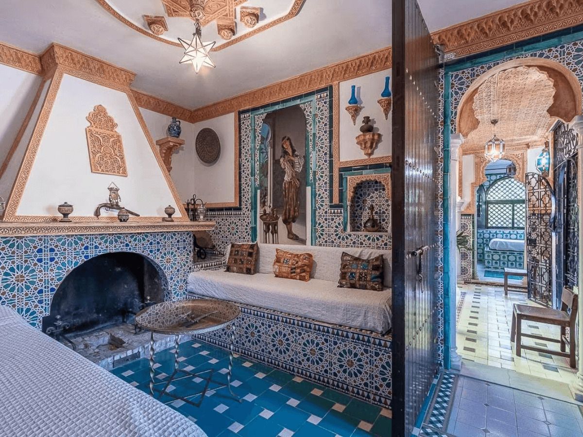 comedor estilo mozarabe con chimenea