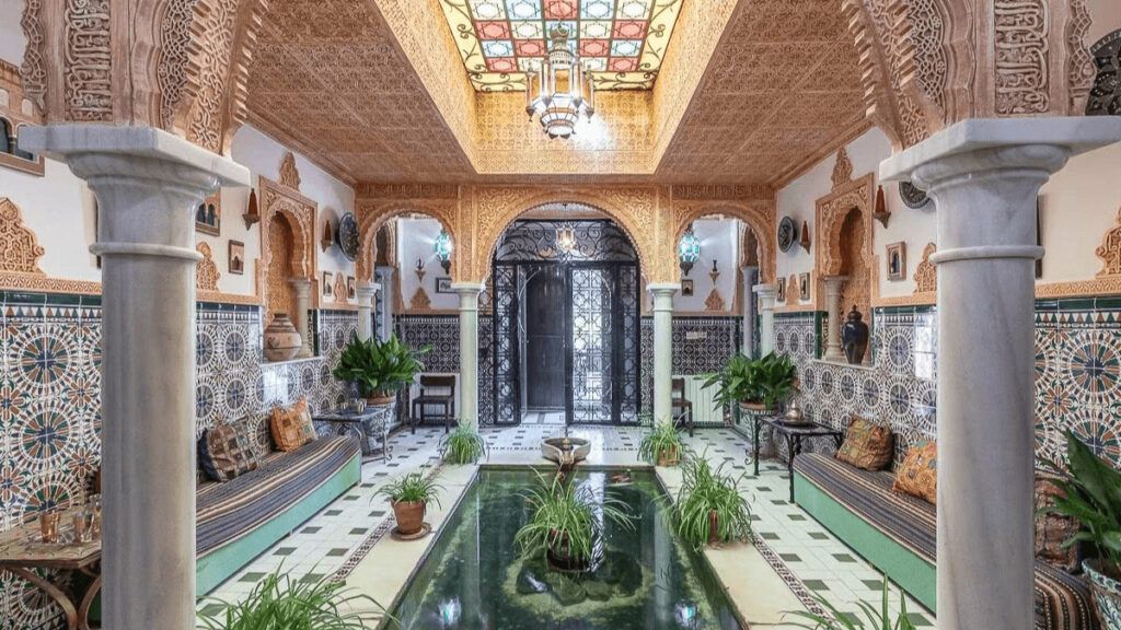 La casa más curiosa de abril: una pequeña Alhambra a los pies del río Darro, en Granada