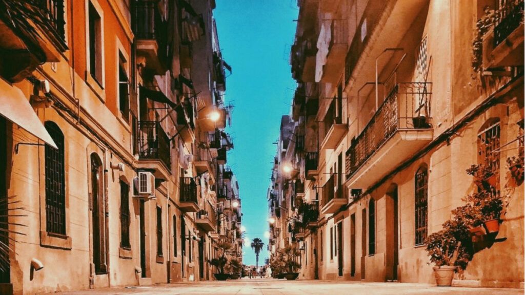 Cómo es el barrio de Gracia y sus fiestas anuales más sostenibles y artísticas