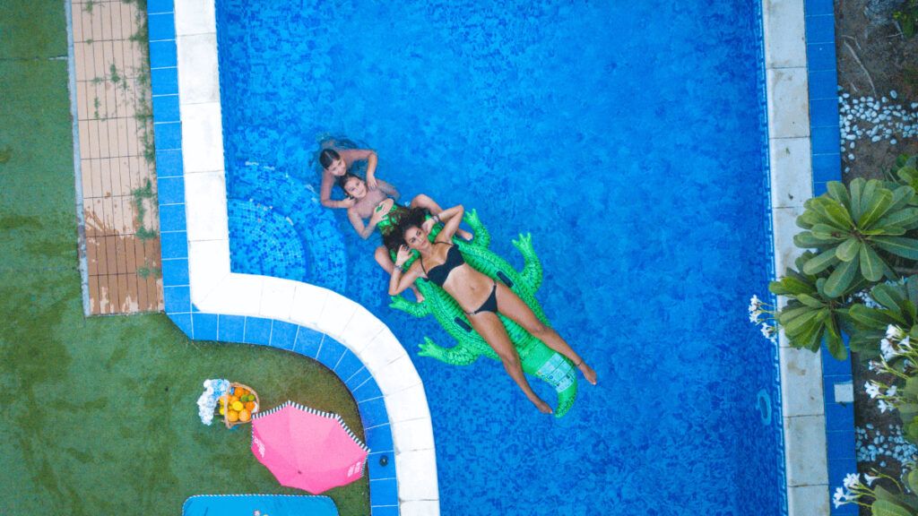 10 ideas de decoración bonitas y baratas para un jardín con piscina