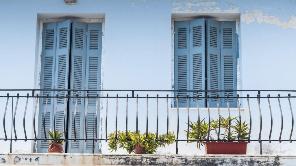 ¿Existen diferentes normativas o diferencias de permisos para los balcones exteriores y los interiores?