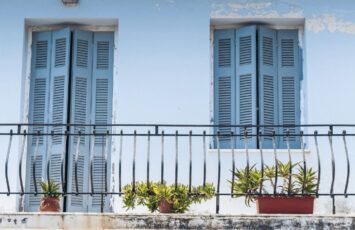 ¿Existen diferentes normativas o diferencias de permisos para los balcones exteriores y los interiores?