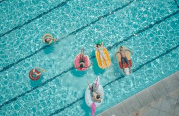 10 ideas de almacenamiento para guardar tumbonas, sombrillas, colchonetas y cosas de verano