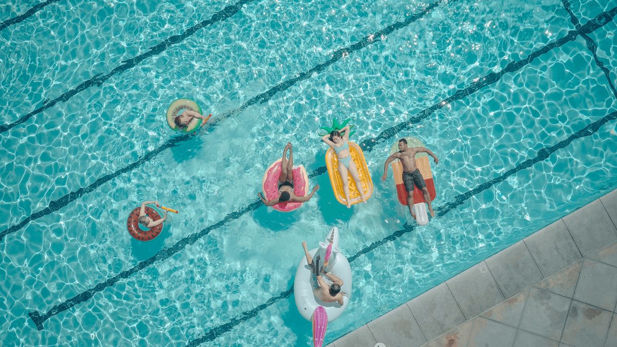 10 ideas de almacenamiento para guardar tumbonas, sombrillas, colchonetas y cosas de verano