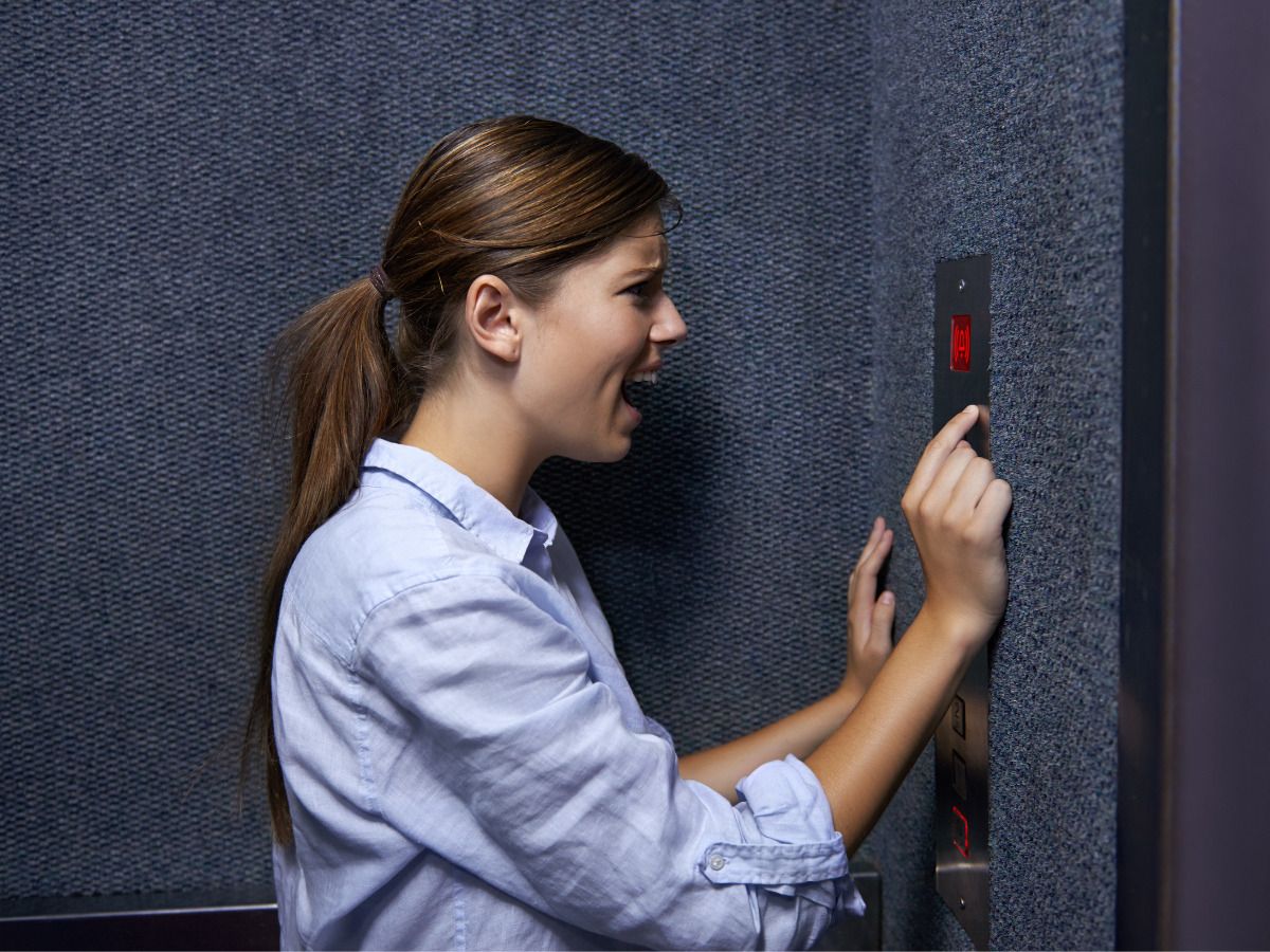 pulsar botones panel ascensor