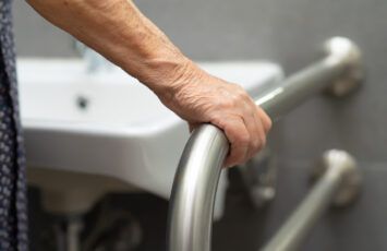 ¿Cómo hacer accesible un baño en casa? Paso a paso
