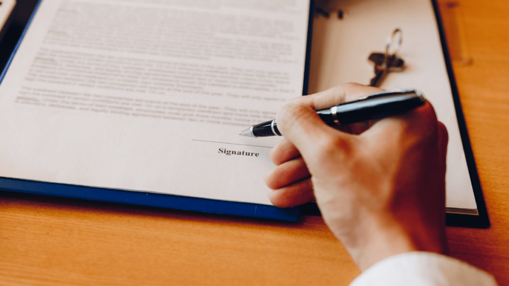 La subida de tipos acaba con el boom hipotecario un año después