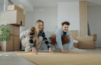 Los altos precios y la subida de tipos alejan a los jóvenes del mercado inmobiliario: en un año cae en 19 puntos su participación