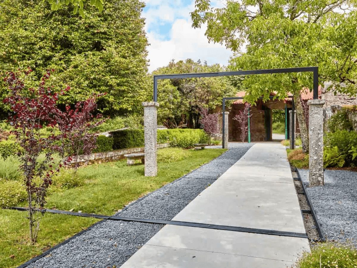 jardines de una casa de campo