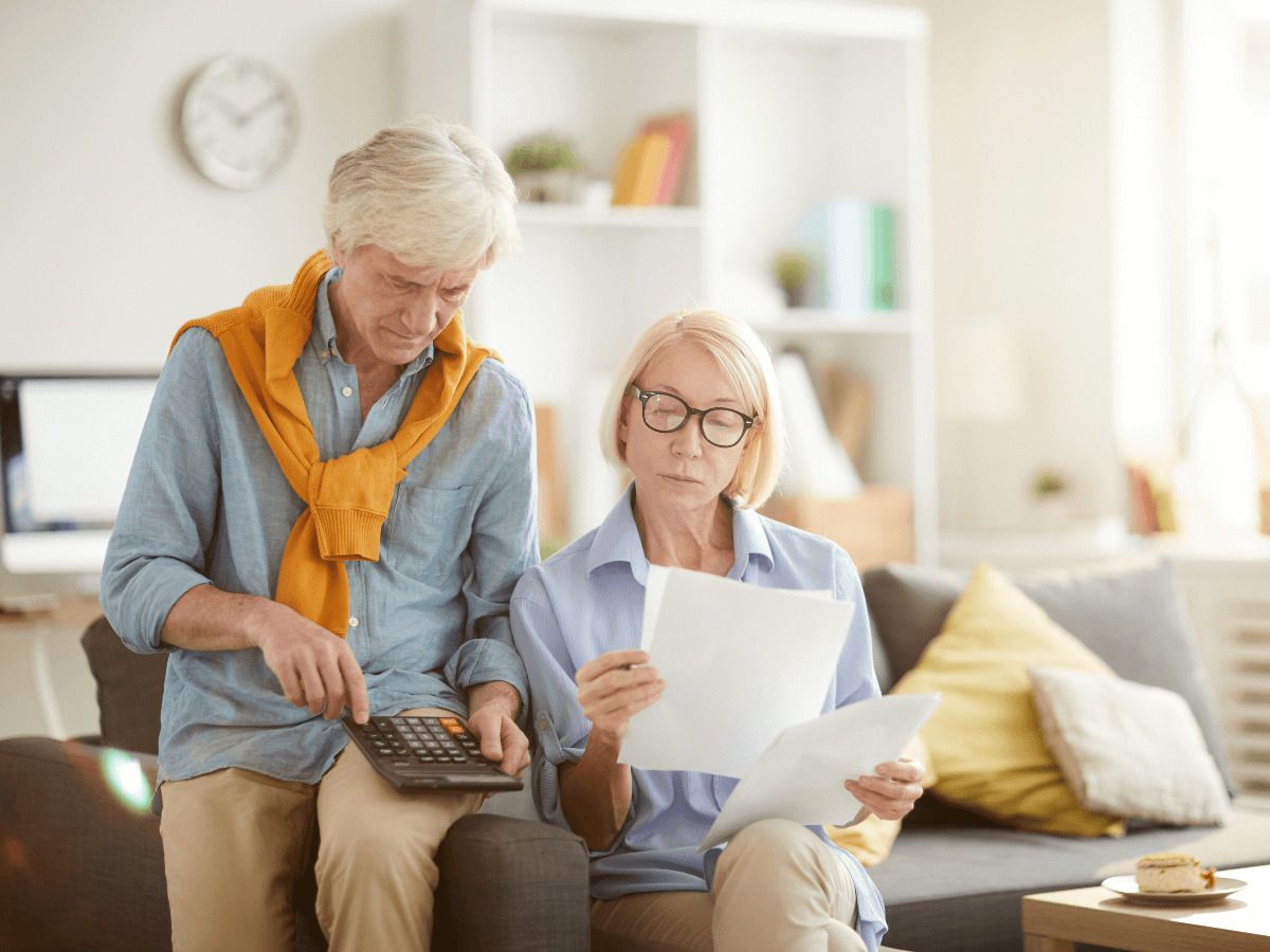 propietarios calculando gastos de su casa alquilada