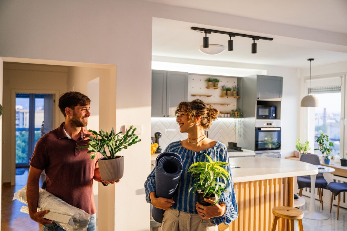 ¿Puedo cambiar la cerradura de la puerta de un piso de alquiler?