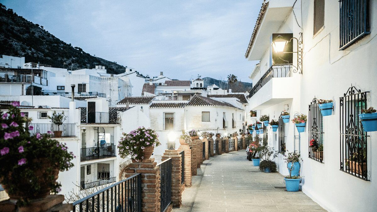 5 pueblos pequeños donde comprar y alquilar para vivir tranquilos cerca de la Costa del Sol
