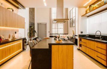 Casa a las afueras, piso en el centro o ático con terraza: ¿qué vivienda elegirías?