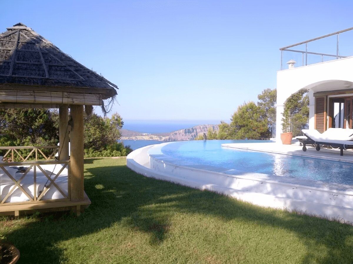 piscina desbordante jardin