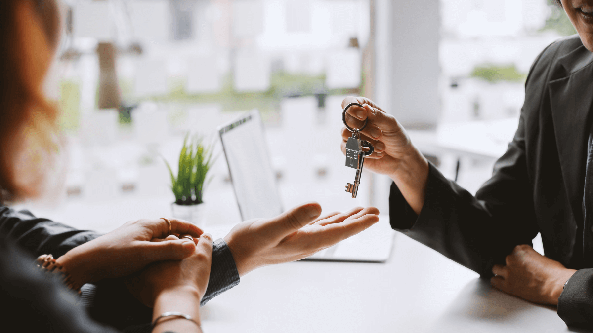 Comprar casa con deudas en la comunidad, ¿qué tener en cuenta?