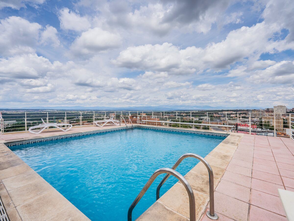 solarium y zona de estar con piscina