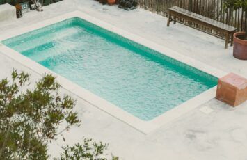 Normativa sobre las escaleras de obra en piscinas