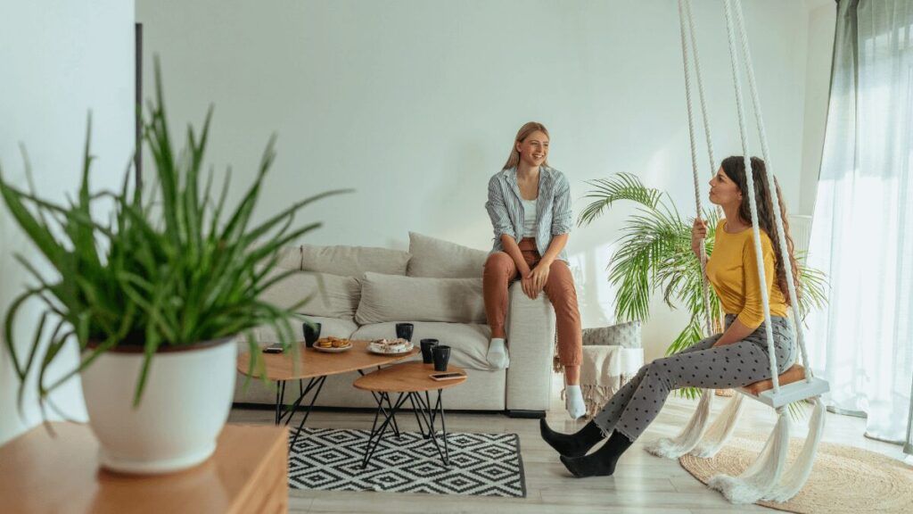 Los españoles que comparten vivienda destinan más de una quinta parte del salario al pago de una habitación