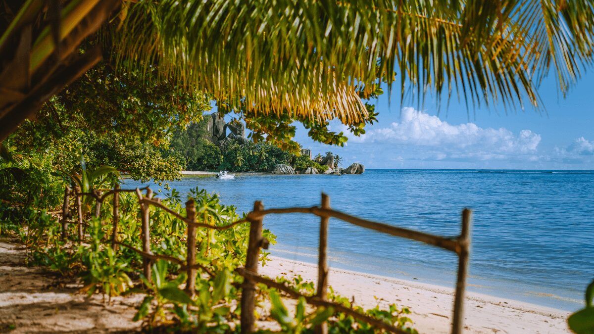 Lastres (Asturias), El Palmar (Cádiz) y Mogro (Cantabria), las playas más buscadas para comprar vivienda