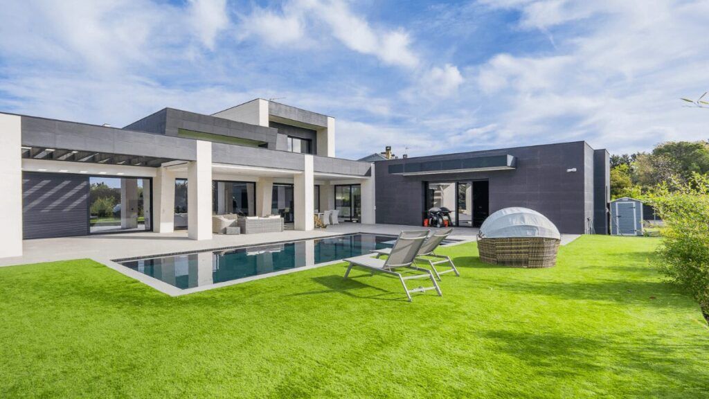 Chalet de lujo en Madrid con cine, bodega, sala de juegos y barra de bar, a la venta en Fotocasa