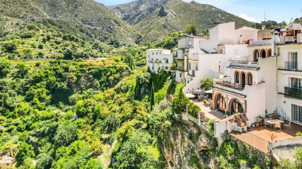 Casa adosada sobre un acantilado en un pueblo de Málaga de menos de 2000 habitantes, a la venta en Fotocasa