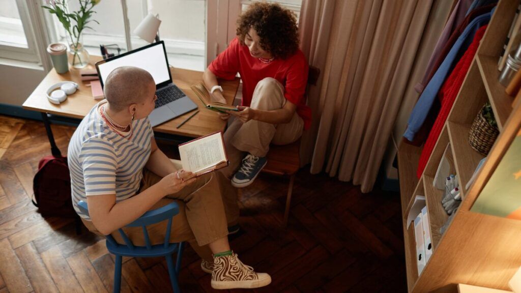 Más de la mitad de quienes comparten piso lo hacen porque no pueden pagar un alquiler completo