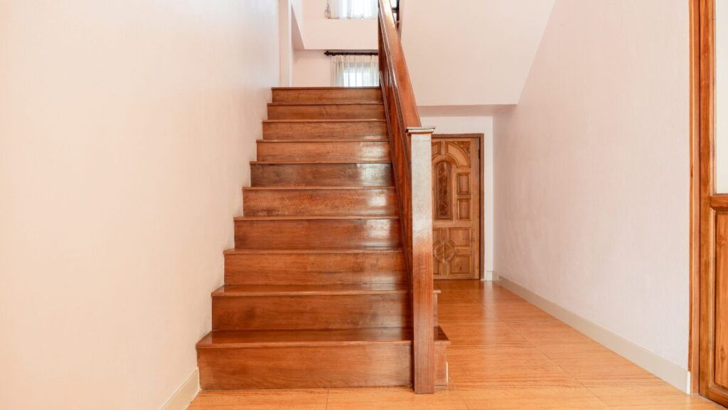 ¿Es posible cambiar el color de una puerta en una comunidad de vecinos?