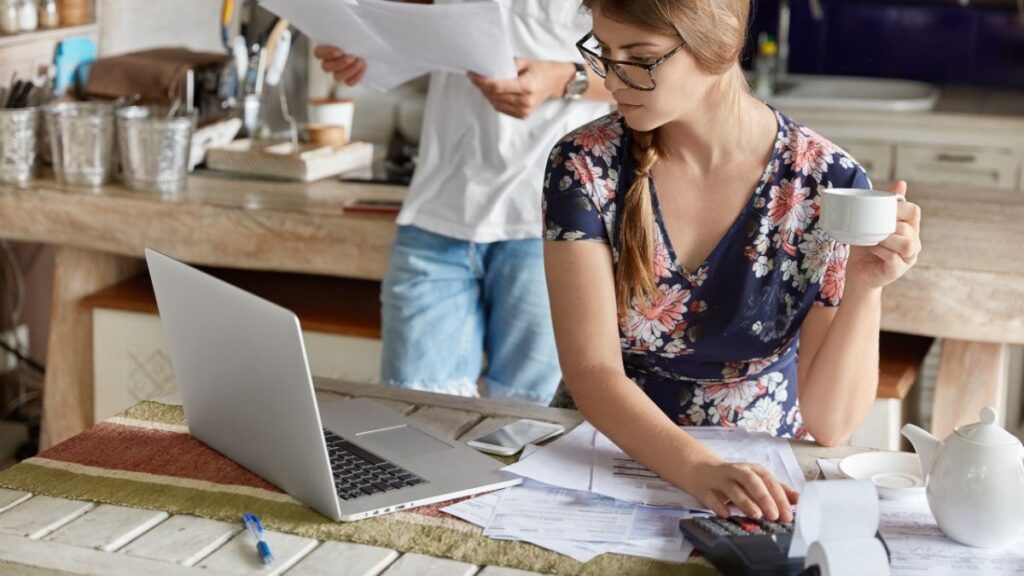 El precio de pagar la hipoteca o alquiler: menos ocio y vacaciones