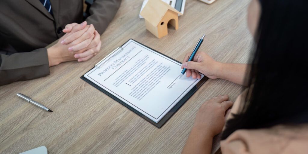 ¿Quién debe pagar la comisión de una agencia inmobiliaria, el vendedor o el comprador?