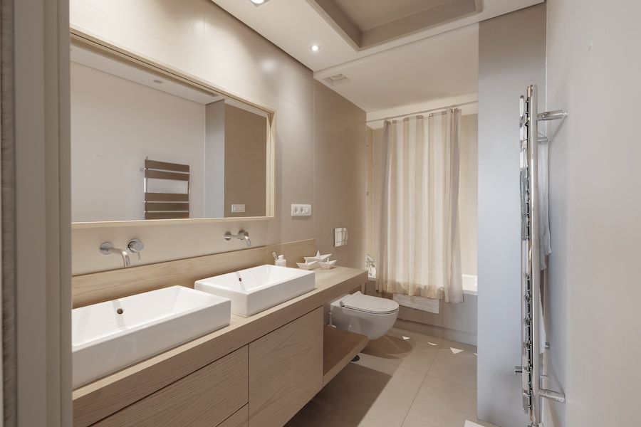 Baño amplio en el piso de los Bermejales