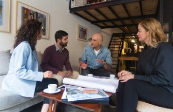 ¿Puede asistir gente ajena a la comunidad a una junta de propietarios?