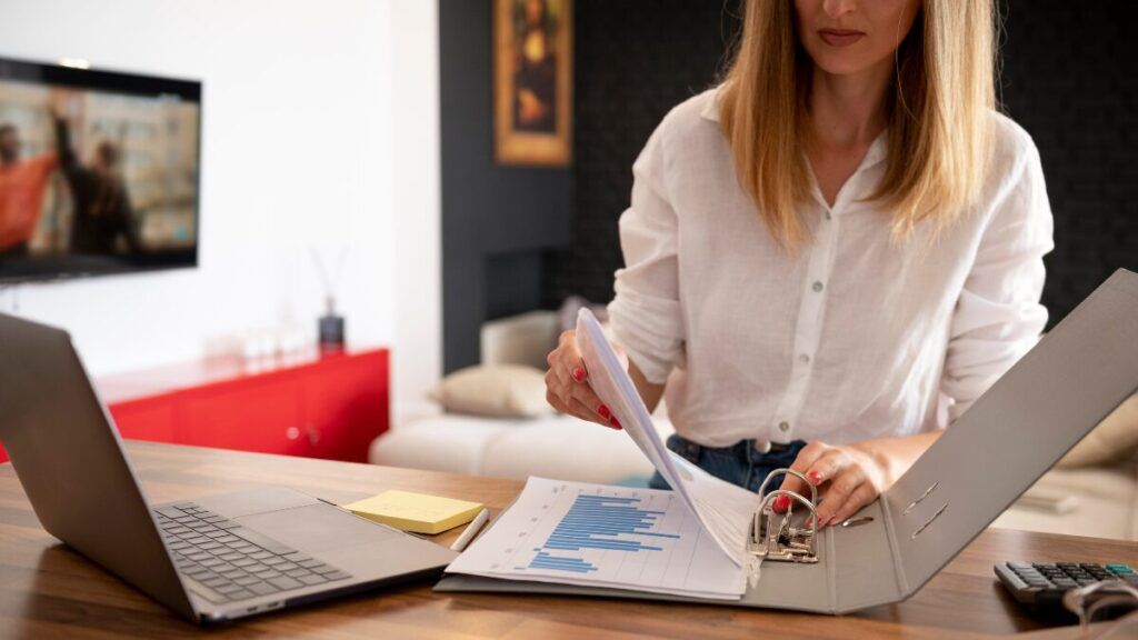 ¿Qué documentos son necesarios para comprar un local comercial?