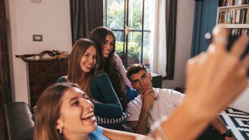 Los españoles que comparten vivienda destinaron el 23% de su salario al pago de una habitación en 2024