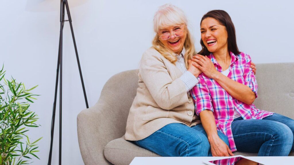 Compartir piso con una persona mayor a cambio de compañía ¿Cómo funciona?