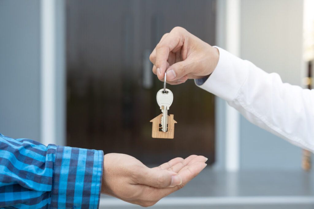 ¿Cuál es la cláusula para recuperar un inmueble alquilado para uso de familiares?