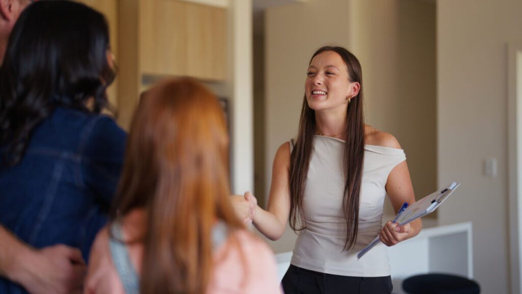 ¿Cuánto debería ganar mensualmente para poder alquilar una vivienda de 600 euros?