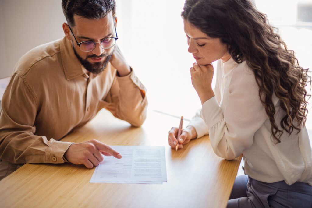 ¿El contrato estipula que el inquilino debe pagar el IBI y los gastos de comunidad?