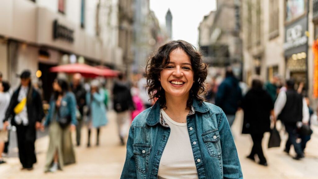 Perfil del joven que busca vivienda de alquiler en España en 2025: mujer soltera de 27 años con ingresos medios