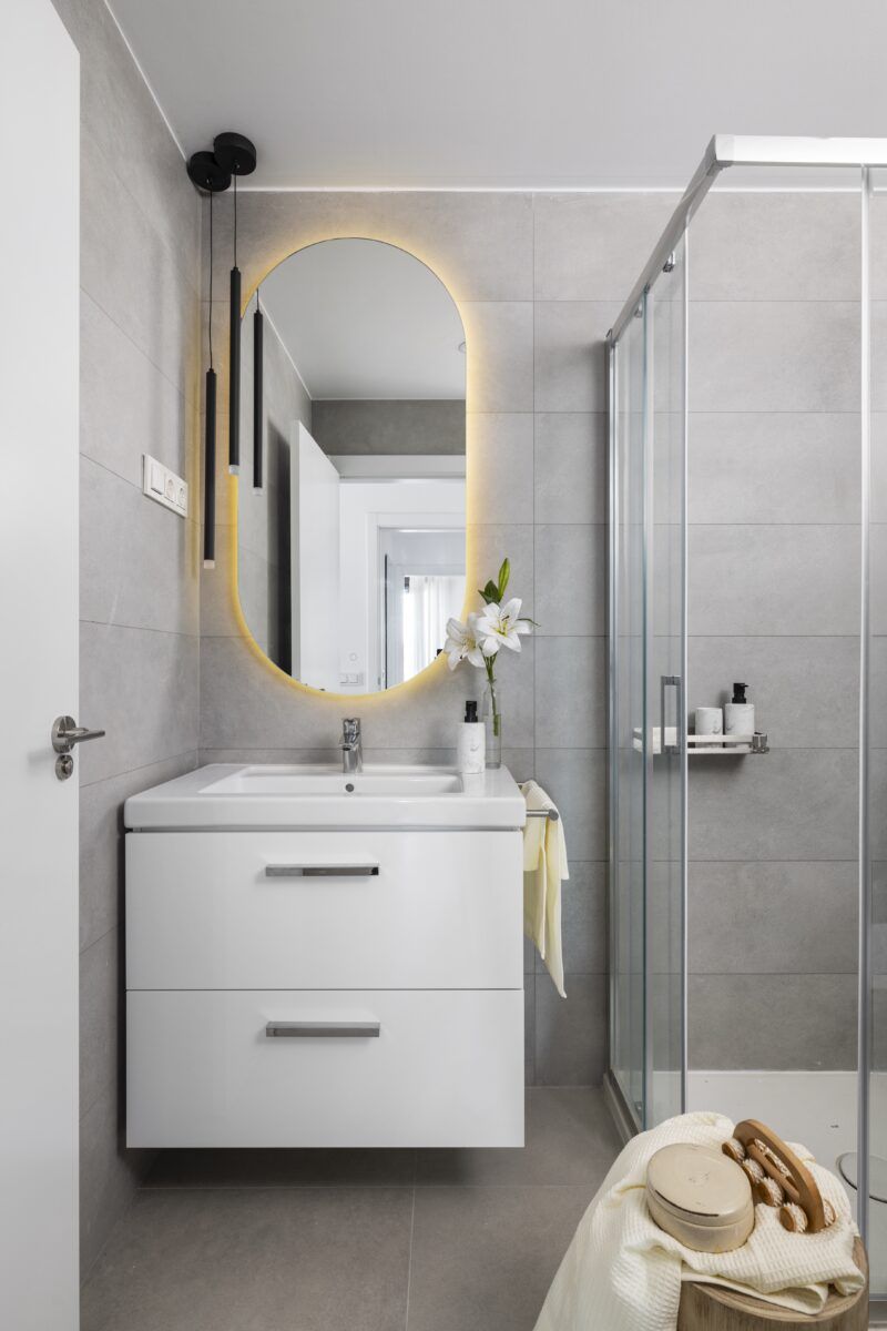 baño pequeño con espejo con luz ambiental