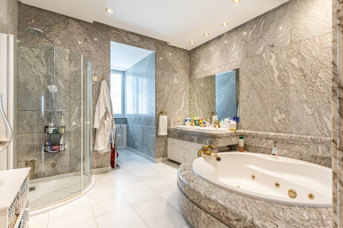 Lujo y exclusividad en Somosaguas: descubre este chalet con bar, piscina, gimnasio y zona de cine img549