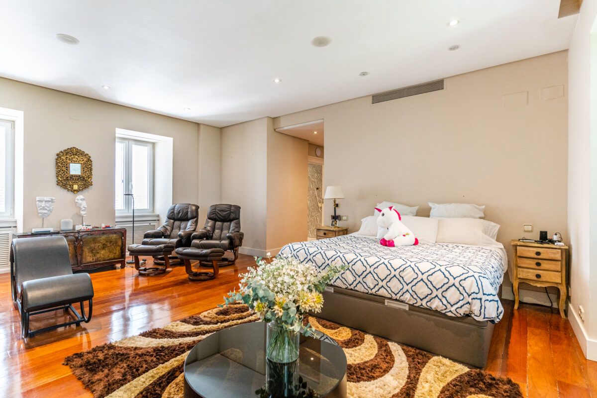 Lujo y exclusividad en Somosaguas: descubre este chalet con bar, piscina, gimnasio y zona de cine img61