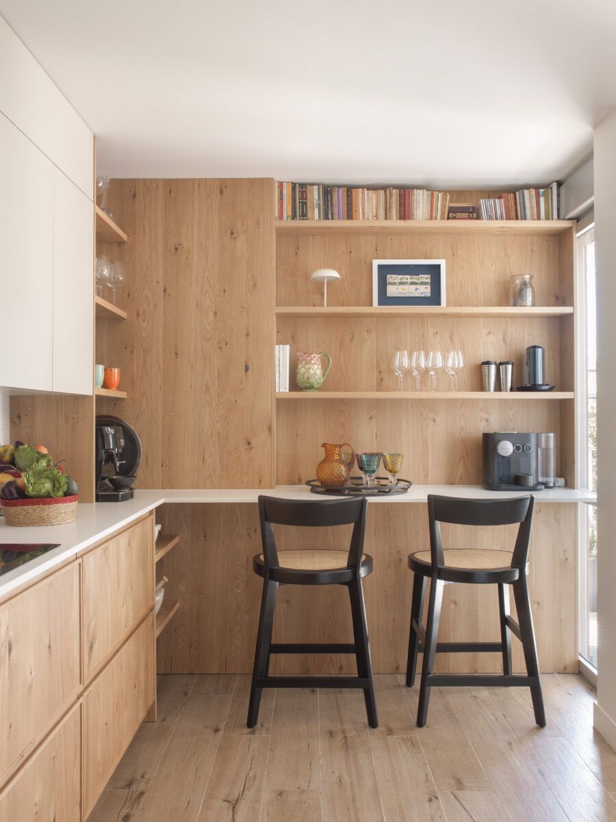 Cocina con office en madera clara