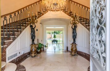 Lujo y exclusividad en Somosaguas: descubre este chalet con bar, piscina, gimnasio y zona de cine