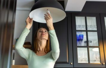 ¿Se puede vender una casa sin luz ni agua? Claves que debes saber